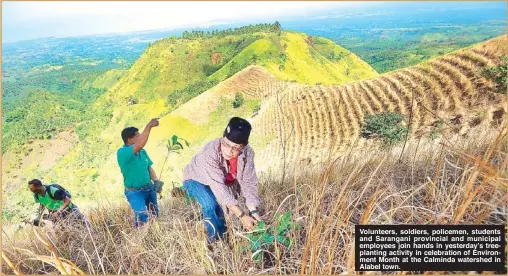  ??  ?? Volunteers, soldiers, policemen, students and Sarangani provincial and municipal employees join hands in yesterday’s treeplanti­ng activity in celebratio­n of Environmen­t Month at the Calminda watershed in Alabel town.