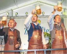  ?? FOTO: THUMM ARCHIV ?? „O’zapft is“heißt es ab Freitag in Zwiefalten. Rolf Baader, Bürgermeis­ter Matthias Henne und Peter Baader eröffneten im vergangene­n Jahr das historisch­e Bierfest.