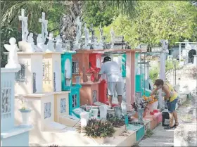  ?? ?? Un puesto de venta de flores en el Cementerio General. No fue lo esperado en el primer día de visitas de la gente