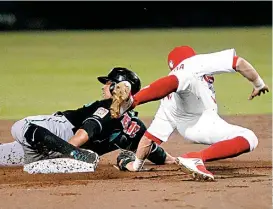  ??  ?? IMPONEN. Buenas jugadas hubo entre Saraperos y el equipo capitalino, donde finalmente los verdes se llevaron la serie; hoy abren contra Aguascalie­ntes.