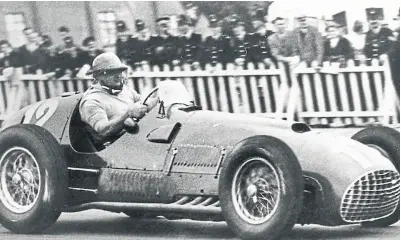  ?? Ap ?? José Froilán González maneja en Silverston­e, en el Gran Premio de Gran Betaña de 1951
