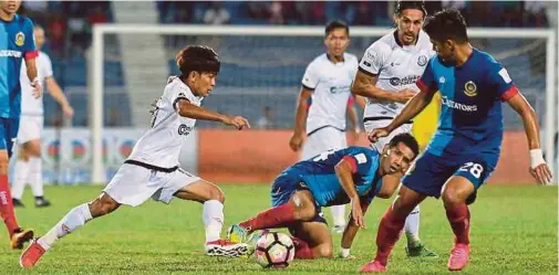  ?? [FOTO GHAZALI KORI/BH] ?? Pemain Terengganu, Mohd Faiz Nasir (kiri) diasak dua pemain ATM di Stadium Sultan Ismail Nasiruddin Shah, malam tadi.