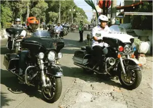  ?? CHUSNUL CAHYADI/JAWA POS ?? IKUT BERDUKA: Rombongan Gresik Rider Community dan Motor Besar Club Jatim tiba di lokasi bakti sosial di kompleks Ruko Kartini Megah, Jalan Kartini, kemarin.