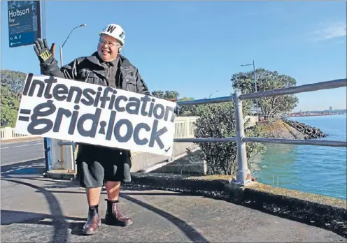  ?? Photo: KARINA ABADIA ?? Mayoral hopeful:
Homeless man Wayne Young says he is the most qualified candidate to represent blue collar Aucklander­s.