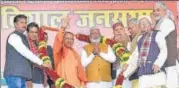  ?? HT ?? ■
Chief minister Yogi Adityanath, UP BJP chief Swatantra Dev Singh, Noida MLA Pankaj Singh and others at a rally in Gorakhpur.