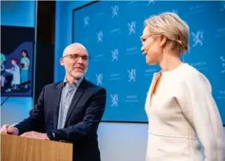  ?? Foto: Annika Byrde, NTB ?? ⮉ Kjetil Telle (til venstre) ledet regjeringe­ns ekspertutv­alg for allmennleg­etjenesten. Utvalget leverte en rapport om fastlegeor­dningen til helseog omsorgsmin­ister Ingvild Kjerkol (Ap) 18. april.