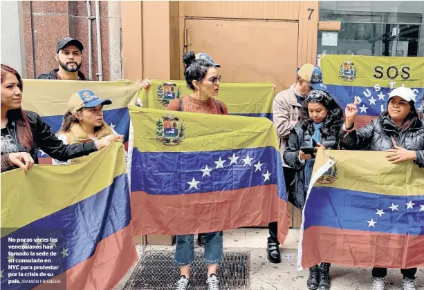  ?? /RAMÓN FRISNEDA ?? No pocas veces los venezolano­s han tomado la sede de su consulado en NYC para protestar por la crisis de su país.