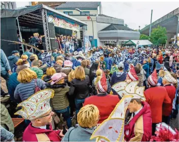  ?? FOTO: ROLF RUPPENTHAL ?? Die Prinzengar­de führte den Umzug von der Stadthalle in Lebach zum Platz „Unter der Brücke“. Dort wurde die Session vom Verband Saarländis­cher Karnevalsv­ereine gestern eröffnet.