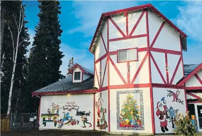  ?? EDUCATION IMAGES / GETTY ?? Guadalajar­a, Mèxic.
A l’esquerra, Rodolf i Santa Claus amb mascareta
Alaska, Pol Nord.
A dalt, la casa de Santa Claus, entre Fairbanks i Anchorage
Tartar, l’Azerbaidja­n.
A sota, la il·lusió és el regal més gran dels nens a Santa