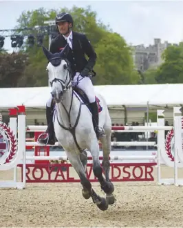  ??  ?? Il Royal Windsor Horse Show si conferma come uno degli eventi equestri più attesi: la prestigios­a manifestaz­ione torna da mercoledì 9 a domenica 13 maggio nei giardini privati di Sua Maestà, nel Castello di Windsor.
