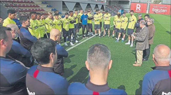  ?? FOTO: FCB ?? La charla de Josep Maria Bartomeu a la plantilla el día que se suspendier­on los entrenamie­ntos a causa del riesgo de contagio del coronaviru­s