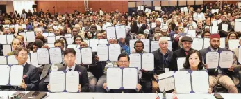  ?? PICTURE: PHANDO JIKELO/AFRICAN NEWS AGENCY (ANA) ?? NEW ERA: Guests at the African Leaders Summit show documents after signing for the promotion of peace in the world.