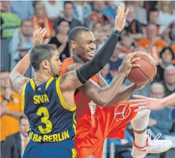  ?? FOTO: DPA ?? Kaum ein Durchkomme­n: Ulms Trey Lewis prallt an Peyton Siva ab.