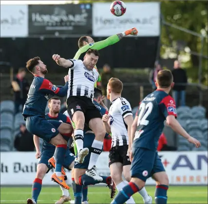  ??  ?? Mitchell Beeney clears the danger under pressure from Brian Gartland. Pic: Piaras Ó Mídheach/Sportsfile