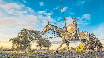  ?? MUNICIPALI­DAD DE AZUL ?? Monumento. El complejo escultóric­o que realizó el artista Carlos Regazzoni en Azul.