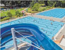  ?? FOTO: SZ-ARCHIV ?? Durch die warmen Temperatur­en in den vergangene­n Wochen war das Freibad Nessenrebe­n sehr gut besucht.