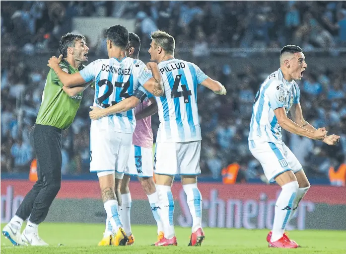  ?? Manuel cortina ?? Delirio: Javier García, Nery Domínguez (23), Soto (3), Pillud y Mauricio Martínez festejan el 1-0 en una noche que recordarán por siempre