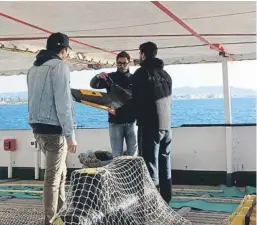  ??  ?? En la imagen de arriba, pruebas con el dron del proyecto FREEDA en Burriana (Castellón). Abajo, a la izquierda, Sergi Tres, coordinado­r del proyecto FREEDA de Hemav Foundation, junto al estudiante Azamat Kinzyabaev (con gorra) y otro miembro del equipo. A la derecha, El estudiante de la UPC Francesc Viaplana y otro miembro de Hemav Foundation.