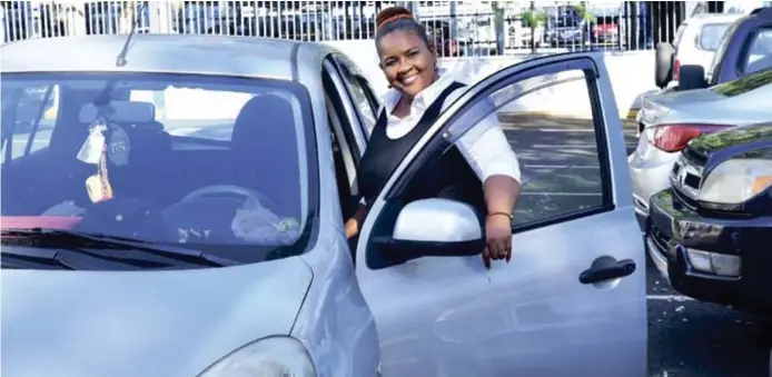  ??  ?? Fior Reyna, mostrando una sonrisa de felicidad, venció un cáncer de mama, siendo ahora una apreciada taxista y ejemplo de inspiració­n humana para otras mujeres.