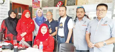  ??  ?? SEBAHAGIAN rombongan Jom Sastera dan Kapuk pada masa bengkel di Delima Cafe.