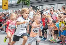  ??  ?? Richtig flott waren teilweise die Bambinis schon unterwegs. An den Gesichtern sieht man, dass die vorderen Plätze erreicht werden wollten.