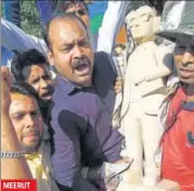  ?? HT PHOTO ?? ▪ A new statue of Dalit icon BR Ambedkar being installed after one was vandalised in Meerut on Wednesday. Locals said the statue was vandalised on August 4 last year too.