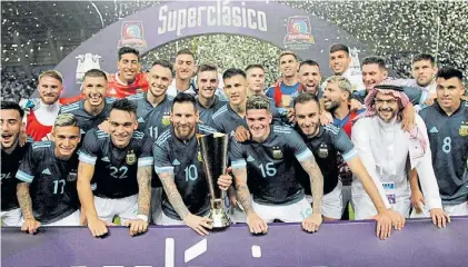  ?? REUTERS ?? Copa y sonrisas. Estuvo en juego el Superclási­co de las Américas. La Copa la levantó Messi.