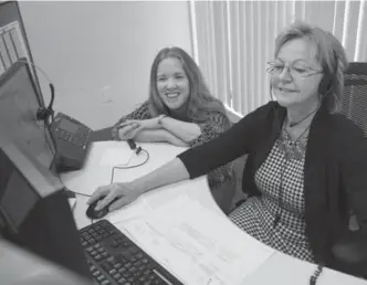  ?? RICHARD LAUTENS/TORONTO STAR ?? Kristine Hubbard and her mother, company president Gail Beck-Souter, at the dispatch desk.