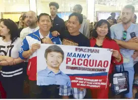  ??  ?? Filipino fans express their support for Pacquiao in Las Vegas.