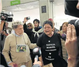  ?? F. GASTIARENA ?? Dolor. Los padres de Natalia Melmann, ayer, en Tribunales.