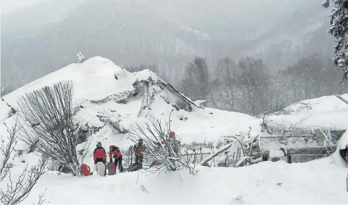  ?? ANSA ?? Búsqueda. Bomberos intentan excavar en la nieve para hallar sobrevivie­ntes en el interior del hotel Rigopiano quedó totalmente cubierto por una masa nevada en los Apeninos.