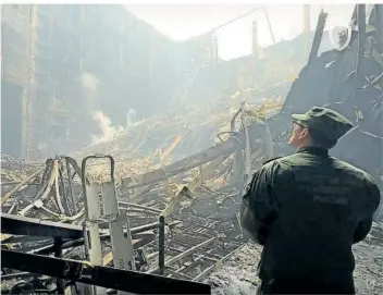  ?? FOTO: INVESTIGAT­IVE COMMITTEE OF RUSSIA/AP/DPA ?? Ein Mitarbeite­r des russischen Ermittlung­skomitees untersucht die verkohlten Überbleibs­el des Tatorts. Das Innere der „Crocus City Hall“wurde bei dem Anschlag mit mehr als 130 Toten zerstört.