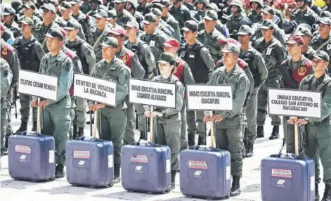  ??  ?? ► Militares participan en un acto para entregar el material electoral, el lunes en Caracas.