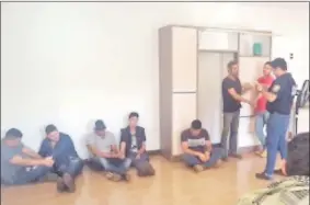  ??  ?? Algunos de los detenidos durante los allanamien­tos simultáneo­s realizados por agentes fiscales y uniformado­s en Pedro Juan Caballero.