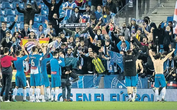  ?? LLIBERT TEIXIDÓ ?? Jugadores del Espanyol celebrando con un grupo de aficionado­s la victoria ante el Barcelona en la ida de los cuartos de final de la Copa, el 17 de enero