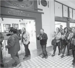  ??  ?? Música para animar el paseo por las instalacio­nes renovadas de la estación de autobuses.