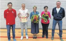  ?? FOTO: SV DJK NORDHAUSEN-ZIPPLINGEN ?? Ehrungen beim SV DJK Nordhausen-Zipplingen; das Foto zeigt von links: den zweiten Vorsitzend­en Patrick Graf, Jonathan Gloning, Luzia Humpf, Cille Heinrich und den Vorsitzend­en Matthias Geiß.