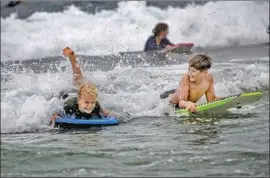  ?? Irfan Khan Los Angeles Times ?? CHILDREN HAVE fun in Newport Beach on Wednesday. The chief of the California Independen­t System Operator says he doesn’t expect power outages Friday.