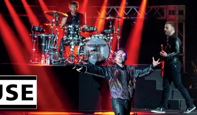  ?? (Cordeiro/Afp) ?? Power trio Dominic James Howard, classe 1977, batteria; Matthew James Bellamy, 1978, voce solista e chitarra; Christophe­r Anthony Wolstenhol­me, 1978, basso