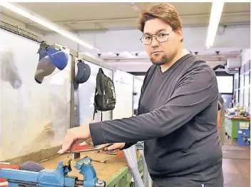  ??  ?? „Es ist hier kein Tag langweilig.“Tobias Sprenger macht bei Schwarzkop­f &amp; Henkel die Ausbildung zum Maschinen- und Anlagenfüh­rer.