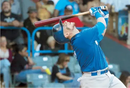  ??  ?? Christian Vázquez, de Santurce, bateando un elevado al cuadro en el choque del domingo, lleva de 6-2 con dos impulsadas en la serie ante los Criollos de Caguas.