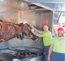  ??  ?? Hungrig geht an diesem Tag niemand nach Hause – und der Ochs am Spieß sah auch anders aus...