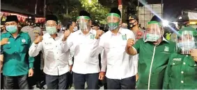  ?? FIRMA ZUHDI ALFAUZI/JAWA POS ?? ANDALAN PKB: Bapaslon Ahmad Muhdlor Ali (tiga dari kanan) bersama Subandi (tiga dari kiri) didampingi tim dari PKB saat mendaftar di KPU Sidoarjo tadi malam (6/9).