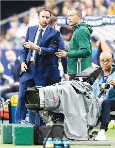  ?? - AFP photo ?? England’s coach Gareth Southgate (L) speaks with a member of his support staff during the internatio­nal friendly football match between France and England at The Stade de France Stadium in Saint-Denis near Paris on June 13, 2017.