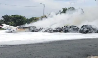  ??  ?? La aeronave cayó sobre tres vehículos que estaban estacionad­os.