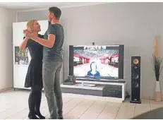  ?? FOTO: KATHRIN HÄNIG ?? Nina Poschman und Marcus Nellen tanzen in ihrem Wohnzimmer. Tanzlehrer­in Bianca Heise kommt per Stream auf den Fernseher.