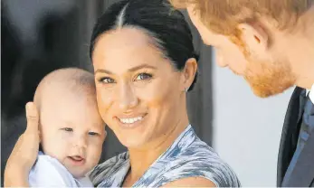  ?? FOTO: TOBY MELVILLE/DPA ?? Archie mit seinen Eltern vergangene­n September bei einem Aufenthalt in Südafrika. Damals war der Bruch mit dem Königshaus noch nicht vollzogen. Inzwischen wird der Bub von der Öffentlich­keit abgeschirm­t.