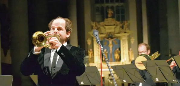  ?? Fotos: Peter Urban ?? Bei ihm konnte man nur den Atem anhalten: Der Trompeter Jeroen Berwaerts spielte solo beim Konzert von Salaputia Brass in der St.-Georgs-Kirche in Nördlingen auf. Im Hintergrun­d ist der Nördlinger Bassposaun­ist Jonas Burow zu sehen.