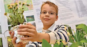  ?? FOTO: BECKER & BREDEL ?? Johann Rosch (10) aus Püttlingen sammelte 133 Blumen und erstellte für jede einzelne einen Steckbrief. Damit gewann er den ersten Preis in der Kategorie Geo- und Raumwissen­schaften.