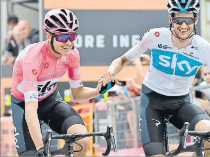  ?? FOTO: EFE ?? Felicitaci­ón entre compañeros Froome, sonriente, estrecha la mano de su co-equipier Poels en la meta de Cervinia y con el Giro en el saco